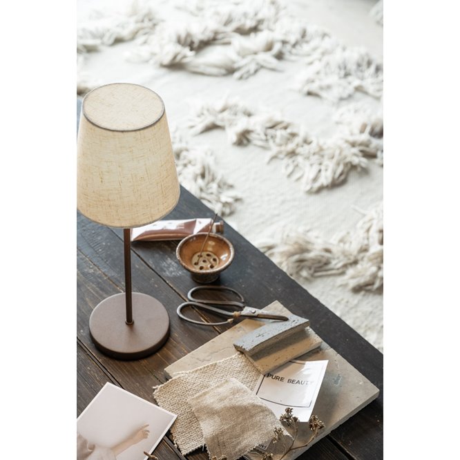 Bezprzewodowa lampka stołowa z abażurem Tyra do salonu